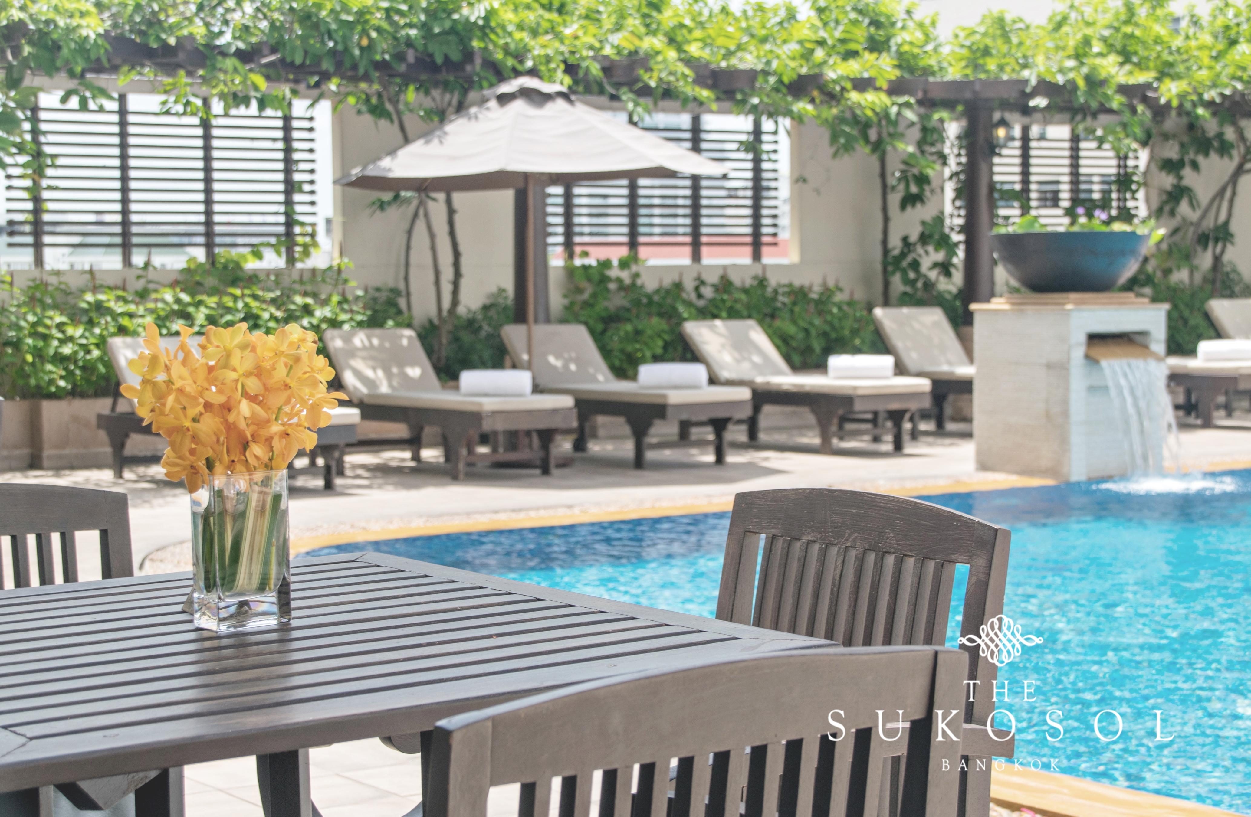 The Sukosol Hotel Bangkok Kültér fotó The pool at the hotel