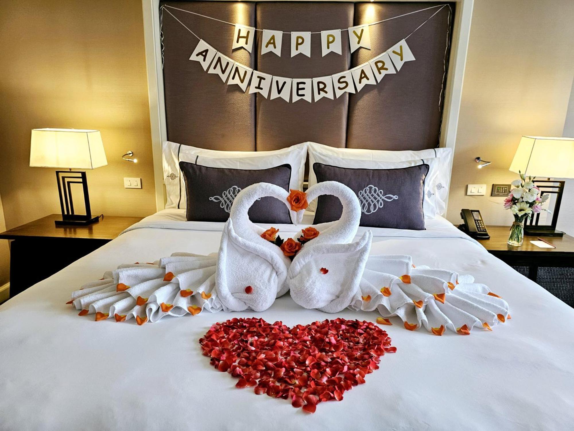 The Sukosol Hotel Bangkok Kültér fotó A bed decorated for a wedding anniversary