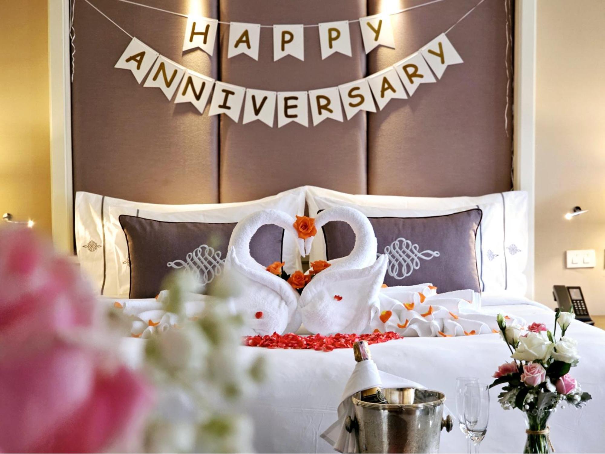 The Sukosol Hotel Bangkok Kültér fotó A hotel room decorated for an anniversary celebration