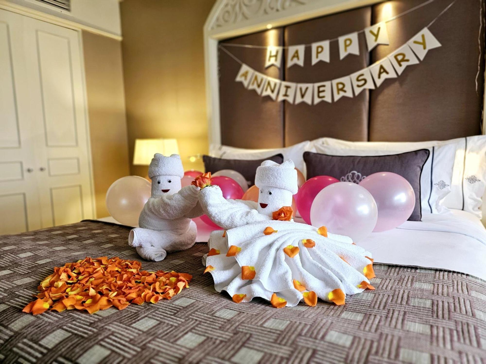 The Sukosol Hotel Bangkok Kültér fotó A hotel room decorated for an anniversary