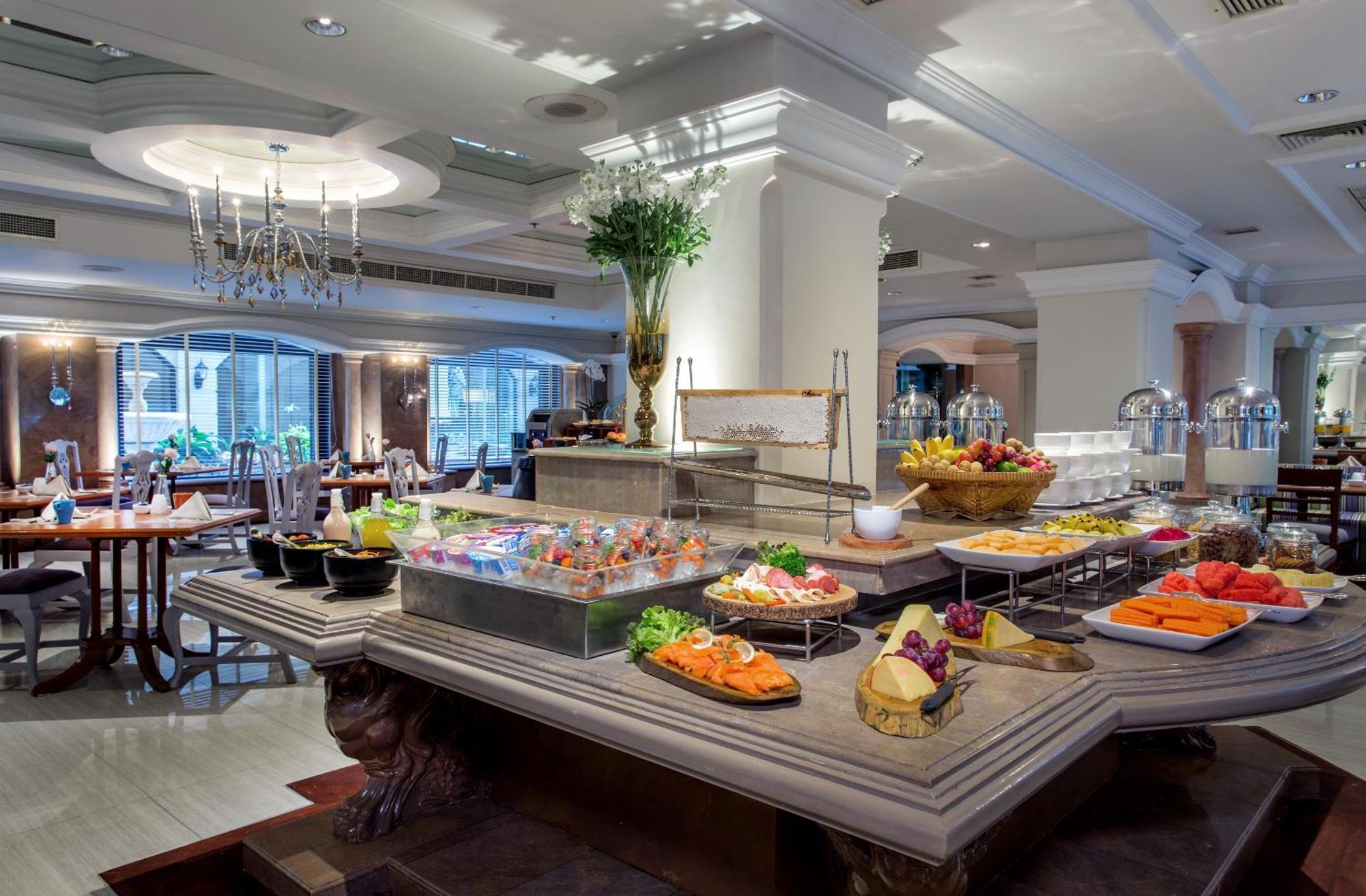 The Sukosol Hotel Bangkok Kültér fotó A buffet at a hotel