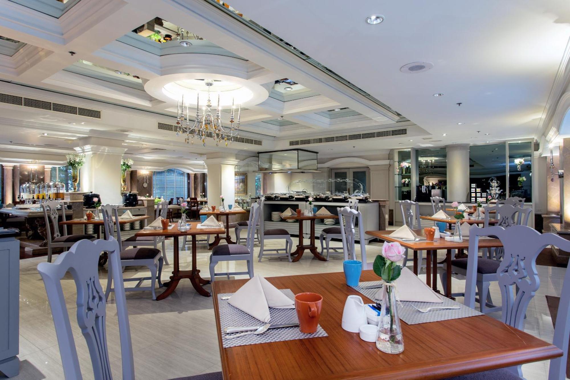 The Sukosol Hotel Bangkok Kültér fotó The restaurant