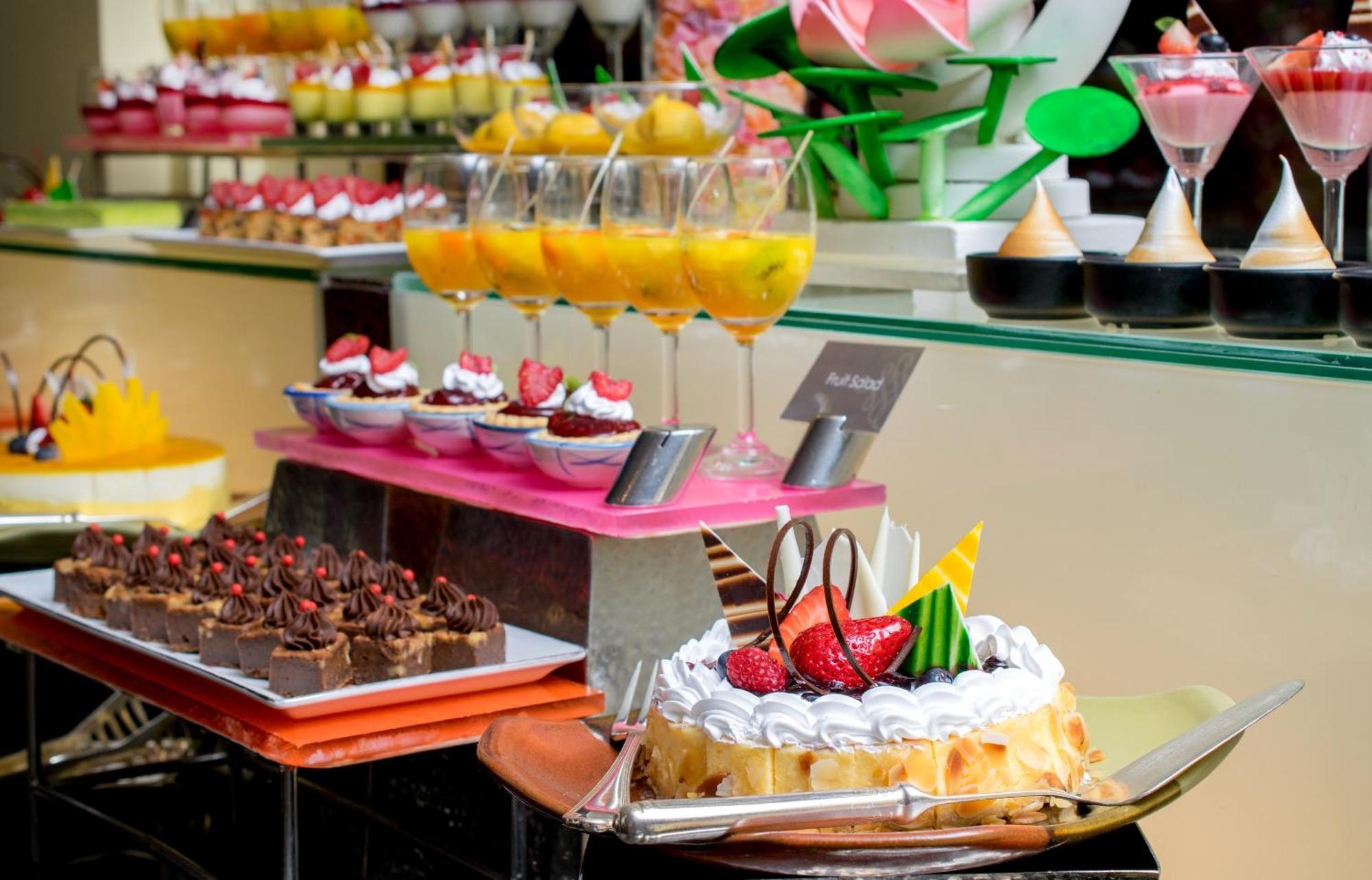 The Sukosol Hotel Bangkok Kültér fotó A dessert buffet