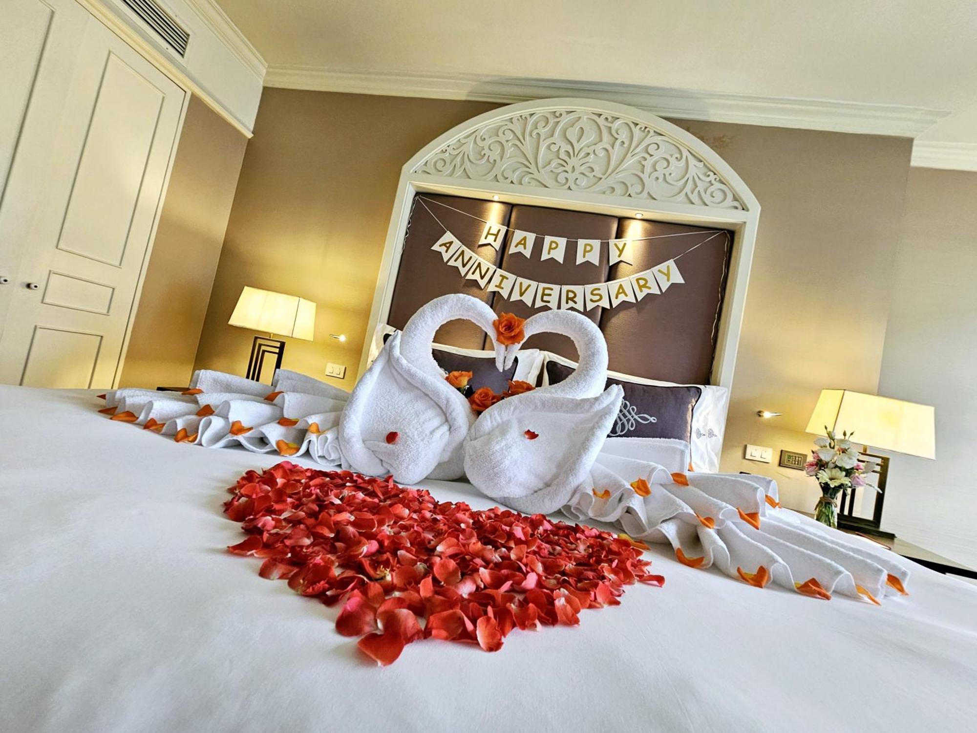 The Sukosol Hotel Bangkok Kültér fotó A bedroom decorated for a wedding anniversary