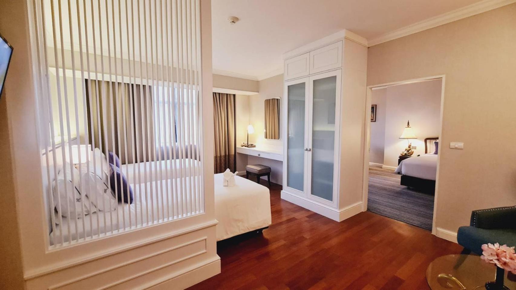 The Sukosol Hotel Bangkok Kültér fotó A suite at the hotel